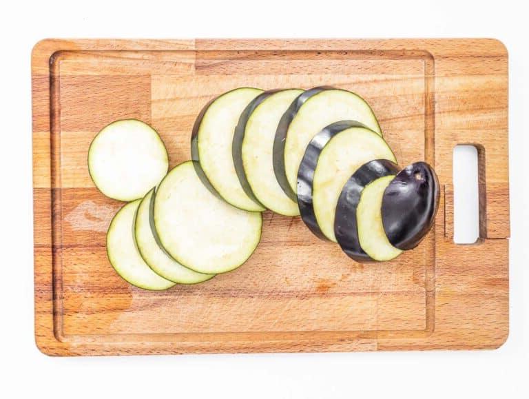 geschnittene Aubergine auf einem Schneidebrett