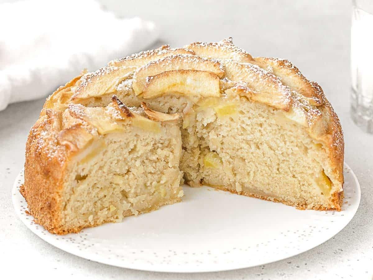Geschnittener veganer Apfelkuchen