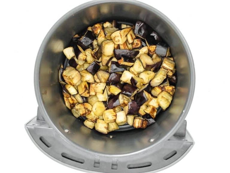 Heißluftfrittierte Aubergine im Korb der Heißluftfritteuse
