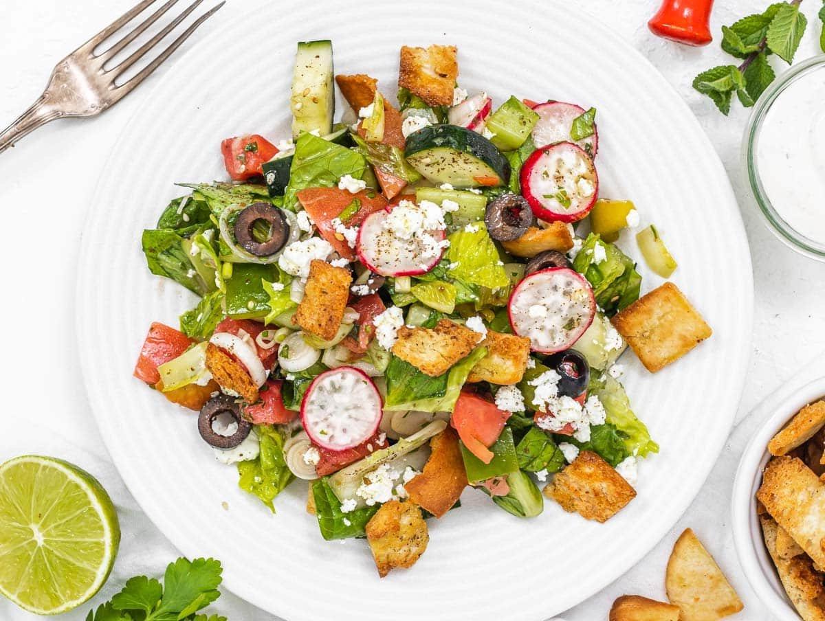 Fattoush auf einem Teller