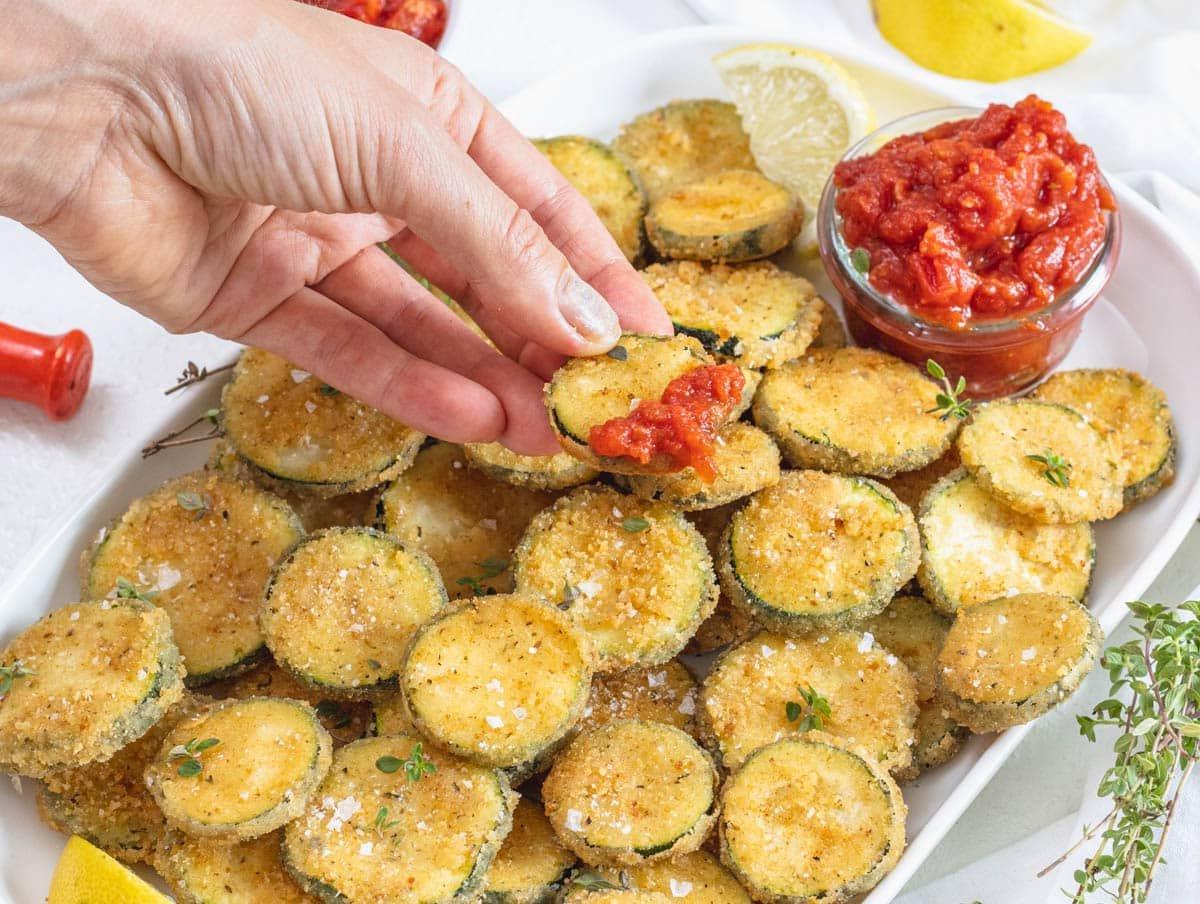 Gebratene Zucchini in Marinara-Sauce getaucht