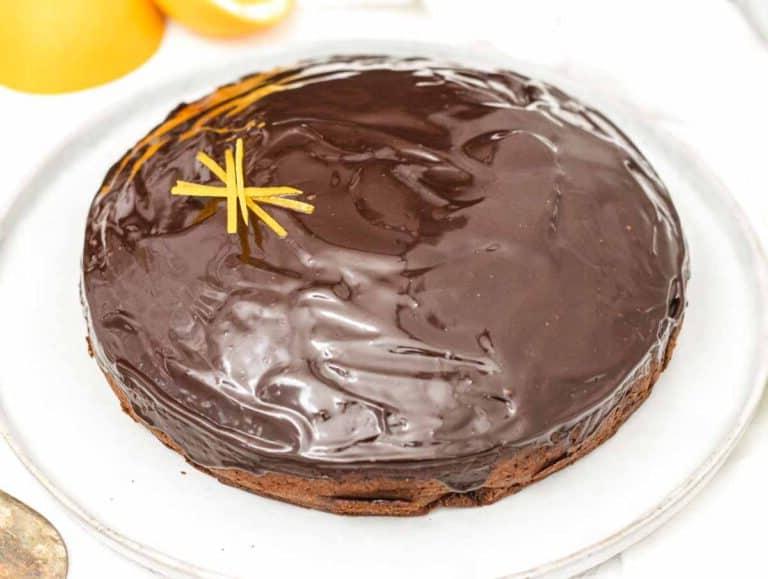 Schokoladenkuchen vor dem Schneiden