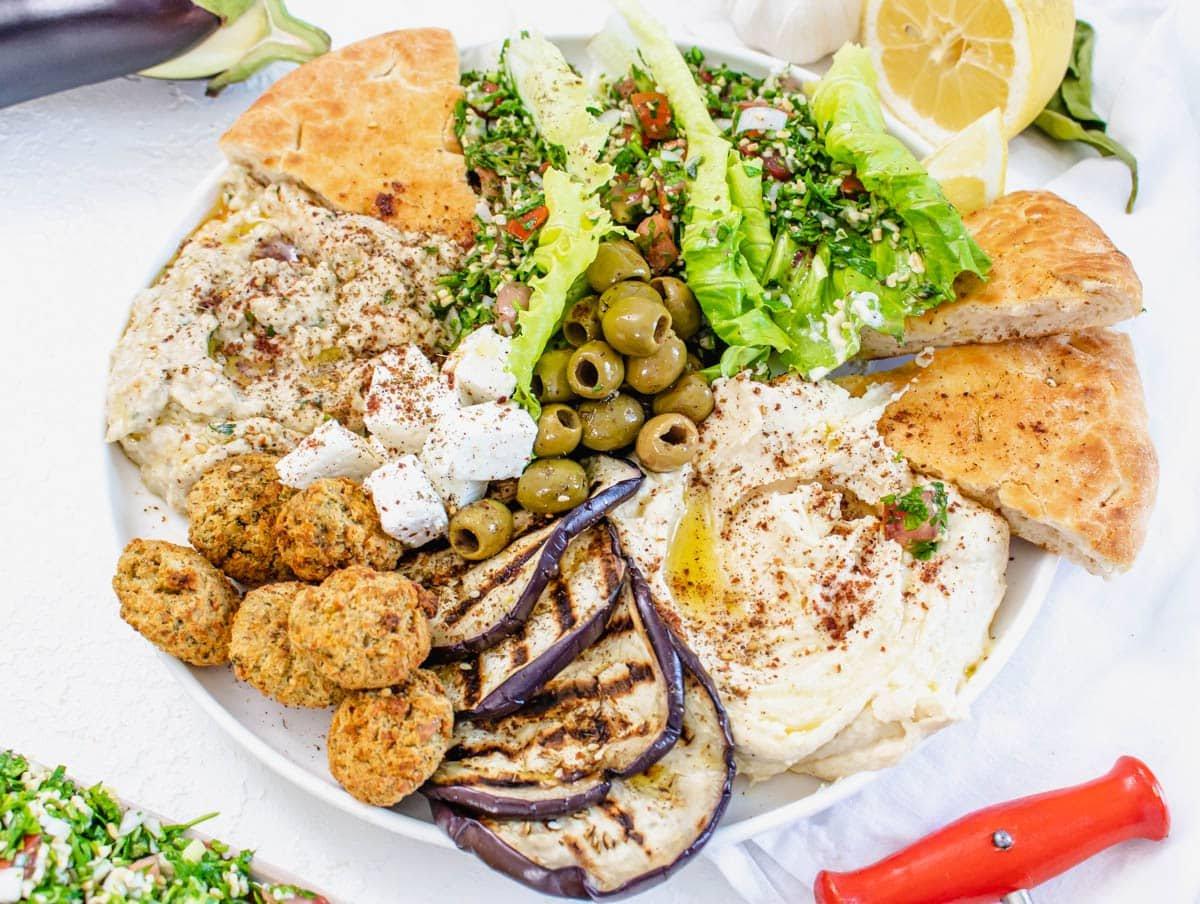25 Vegane Salate 22 Mezze-Platte mit Aubergine und Falafel