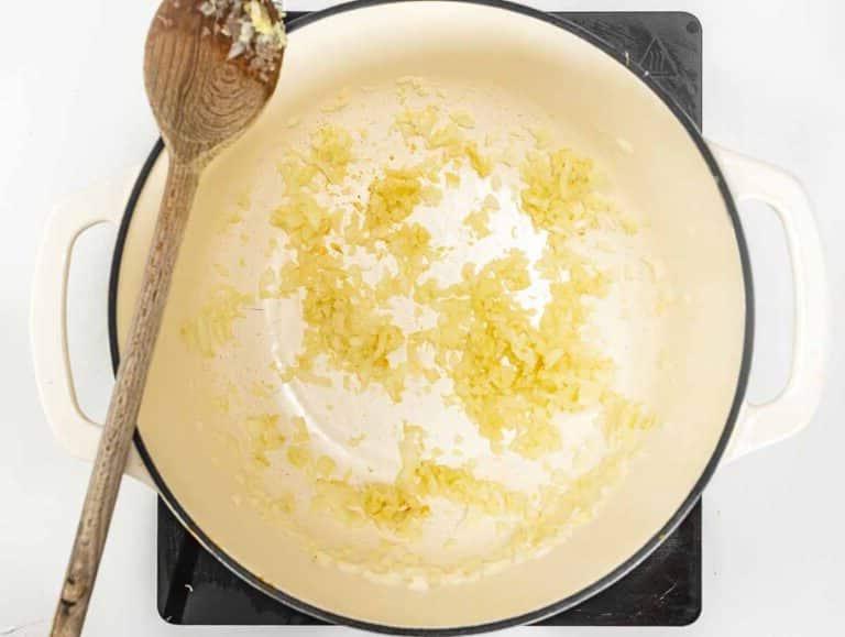 Zwiebel in Öl anbraten