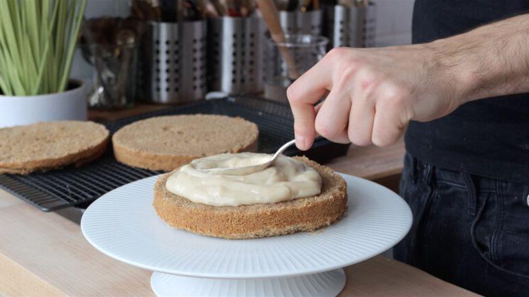 Kuchenschicht mit Pudding bedecken
