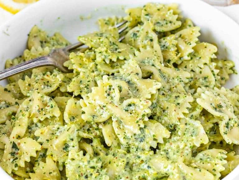Rucola Pesto mit Farfalle Nudeln und einer silbernen Gabel