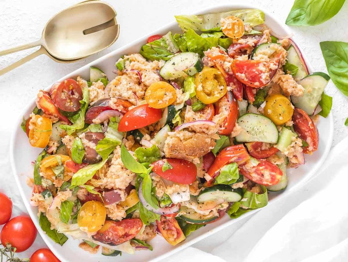 Panzanella-Salat mit Salat