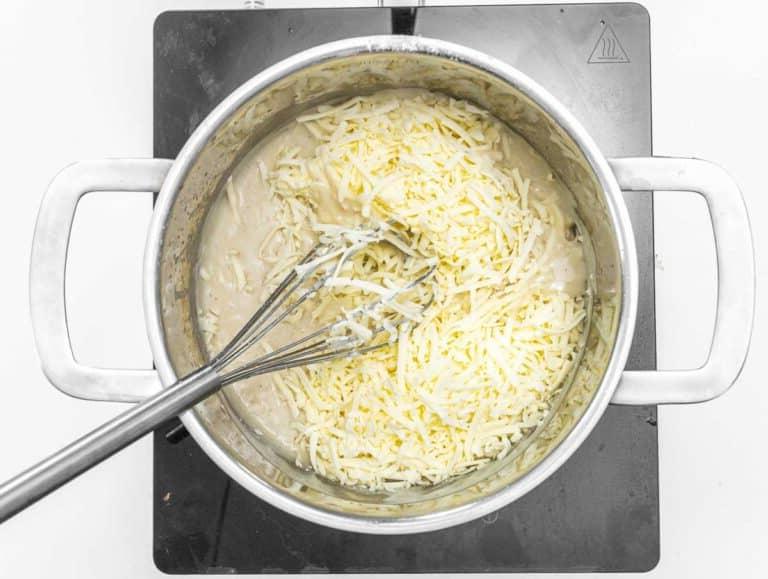 Veganer Käse in einen Topf gegeben