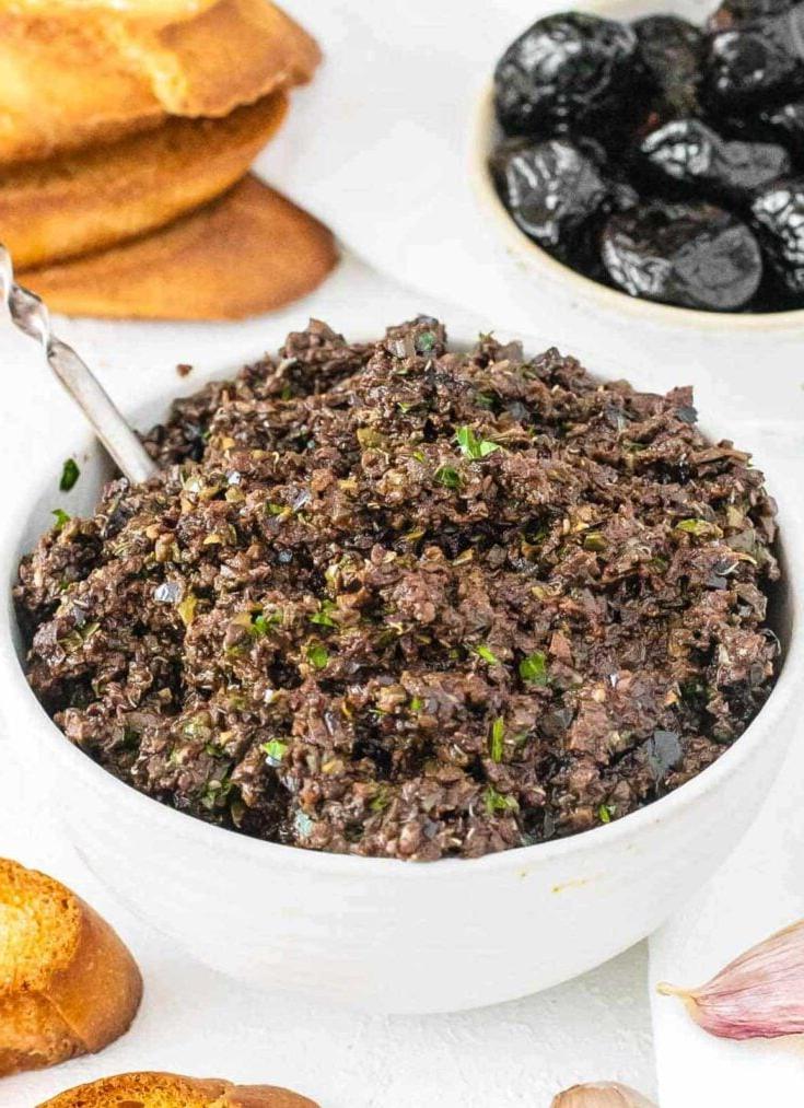 Oliven-Tapenade mit Crostini