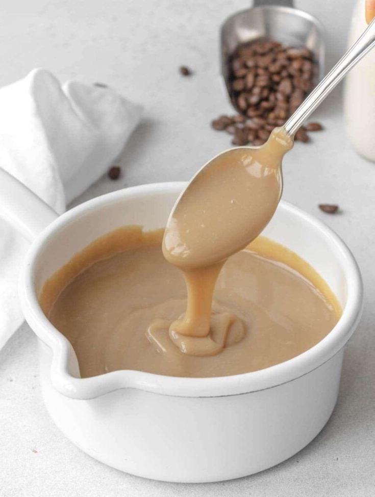 Cremige, hellbraune vegane Kaffeecreme.