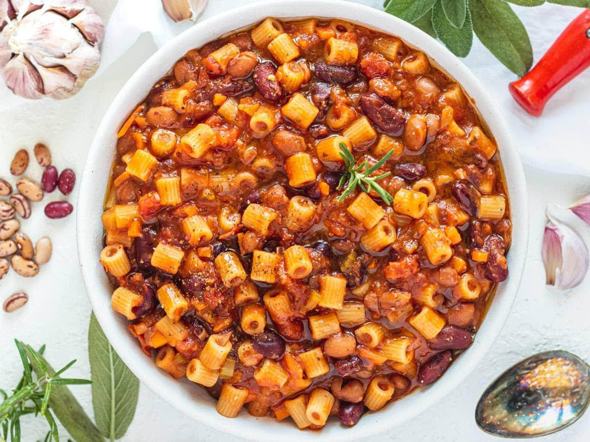 Pasta e Fagioli mit Knoblauch und frischen Kräutern