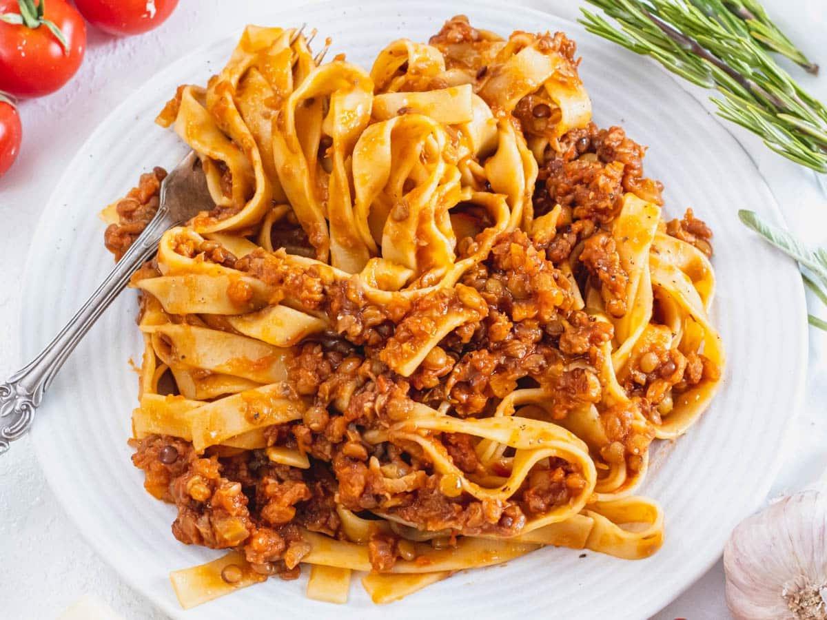 Linsen-Bolognese mit einer silbernen Gabel