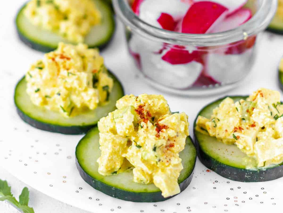 Veganer Eiersalat auf Gurkenscheiben