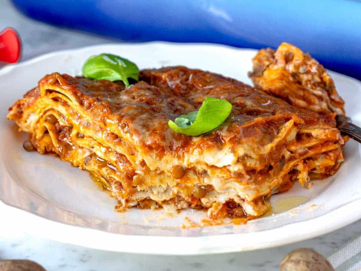 Vegetarische Lasagne mit Béchamel und Linsenragout