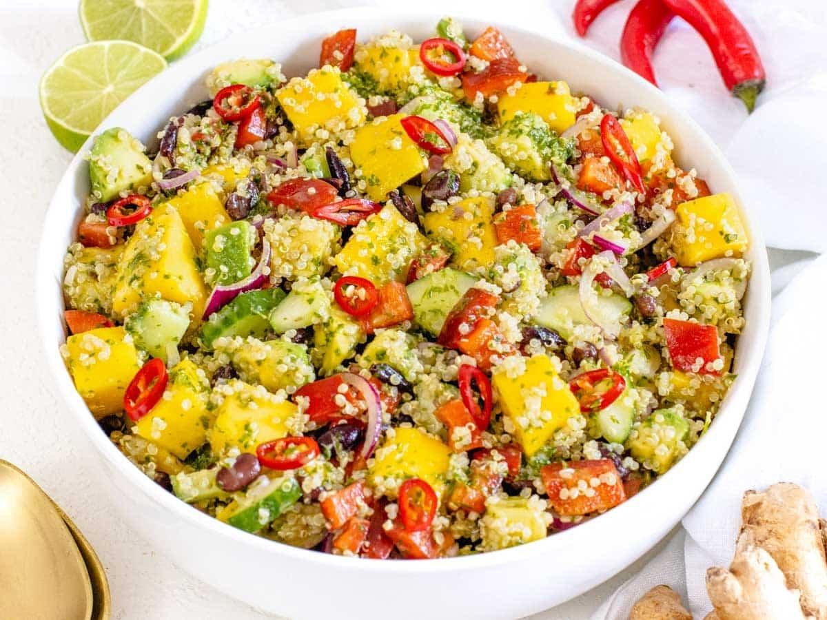 25 Avocado Rezepte 22 Mango-Quinoa-Salat mit Avocado