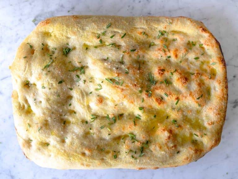 Schiacciata nach dem Backen auf einer Marmoroberfläche