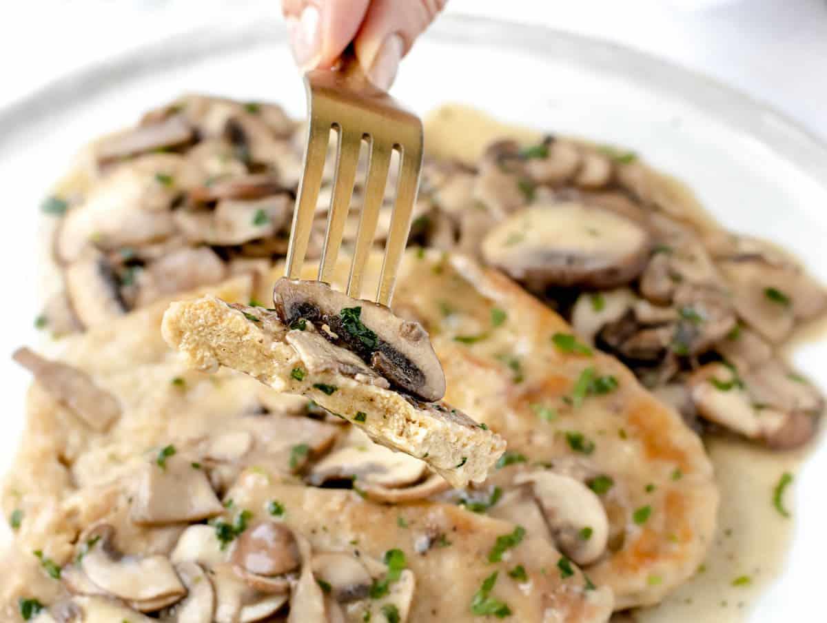 Hausgemachtes Seitan mit sautierten Pilzen