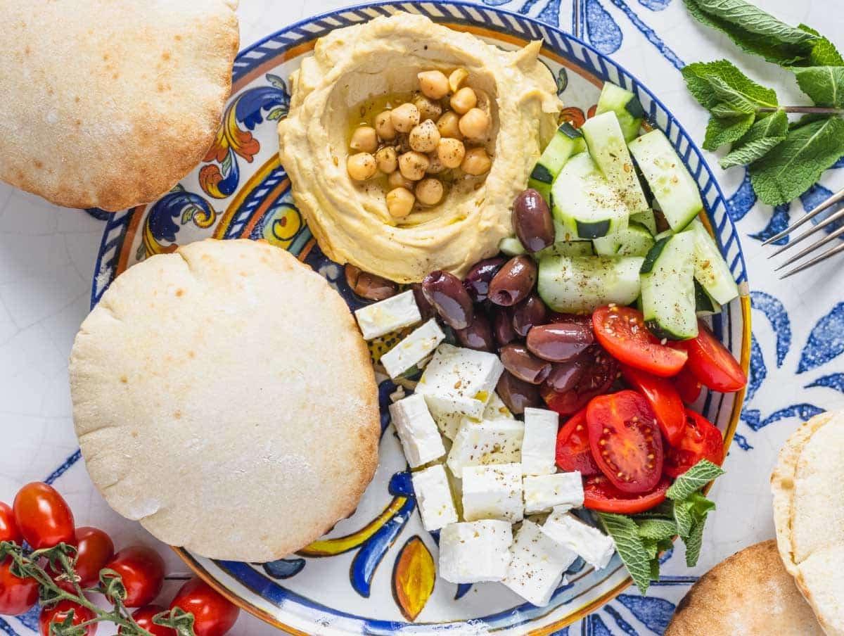 25 Vegane Salate 23 Mezze-Platte mit Pizzabrot, Oliven und Gemüse
