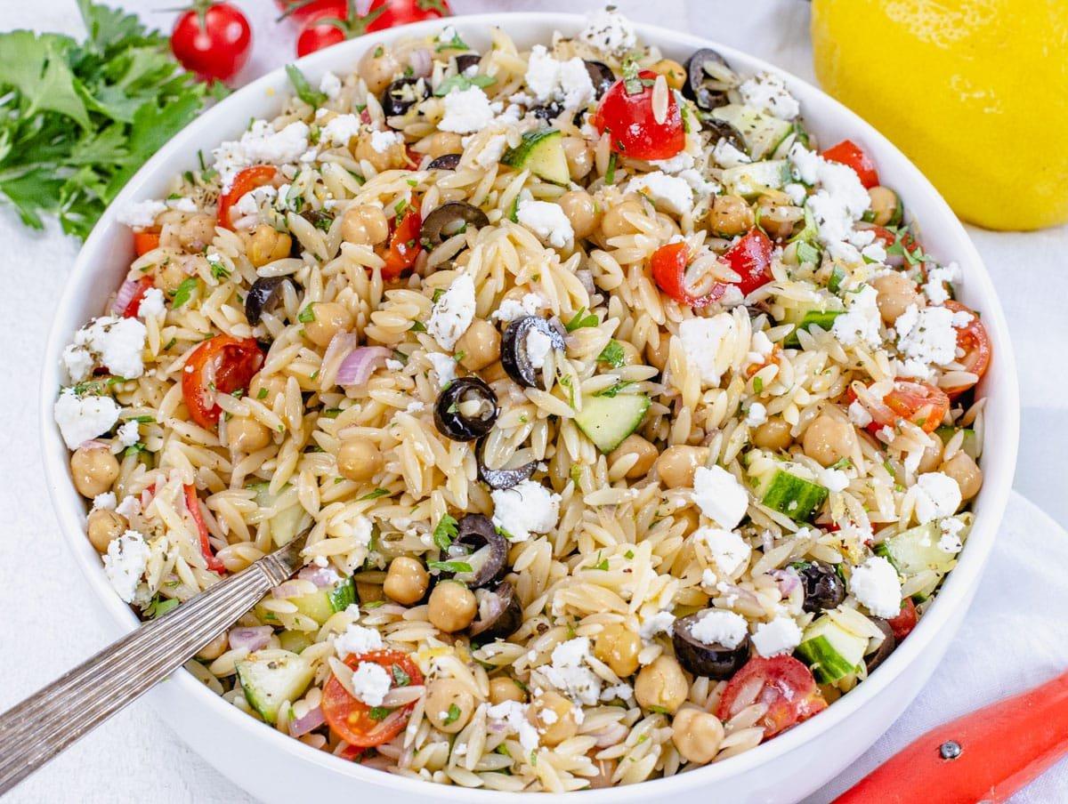 Griechischer Orzo-Nudelsalat