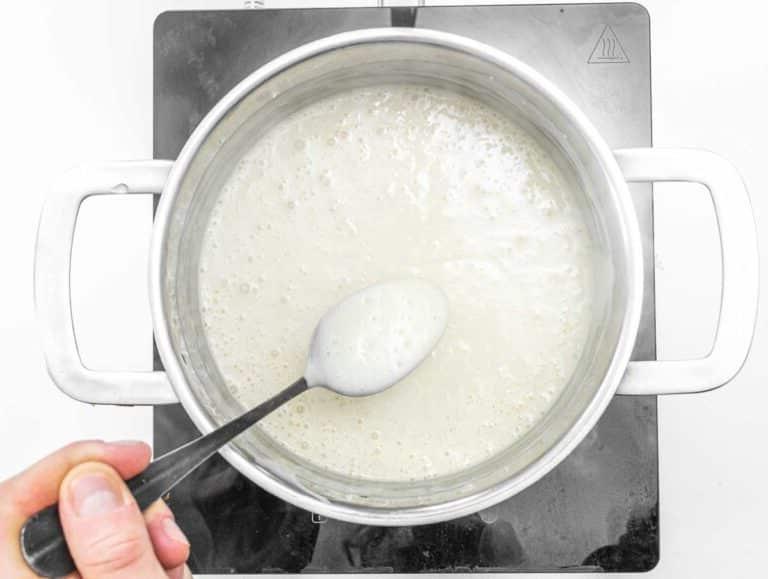Béchamelsauce in einem Topf