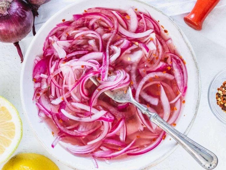 Eingelegte rote Zwiebeln mit Gabel