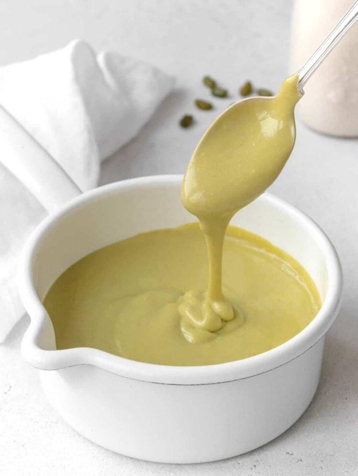 Grünlicher veganer Pistazienpudding mit ganzen Pistazien.
