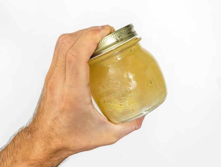 Honig-Senf-Dressing in einem Glas