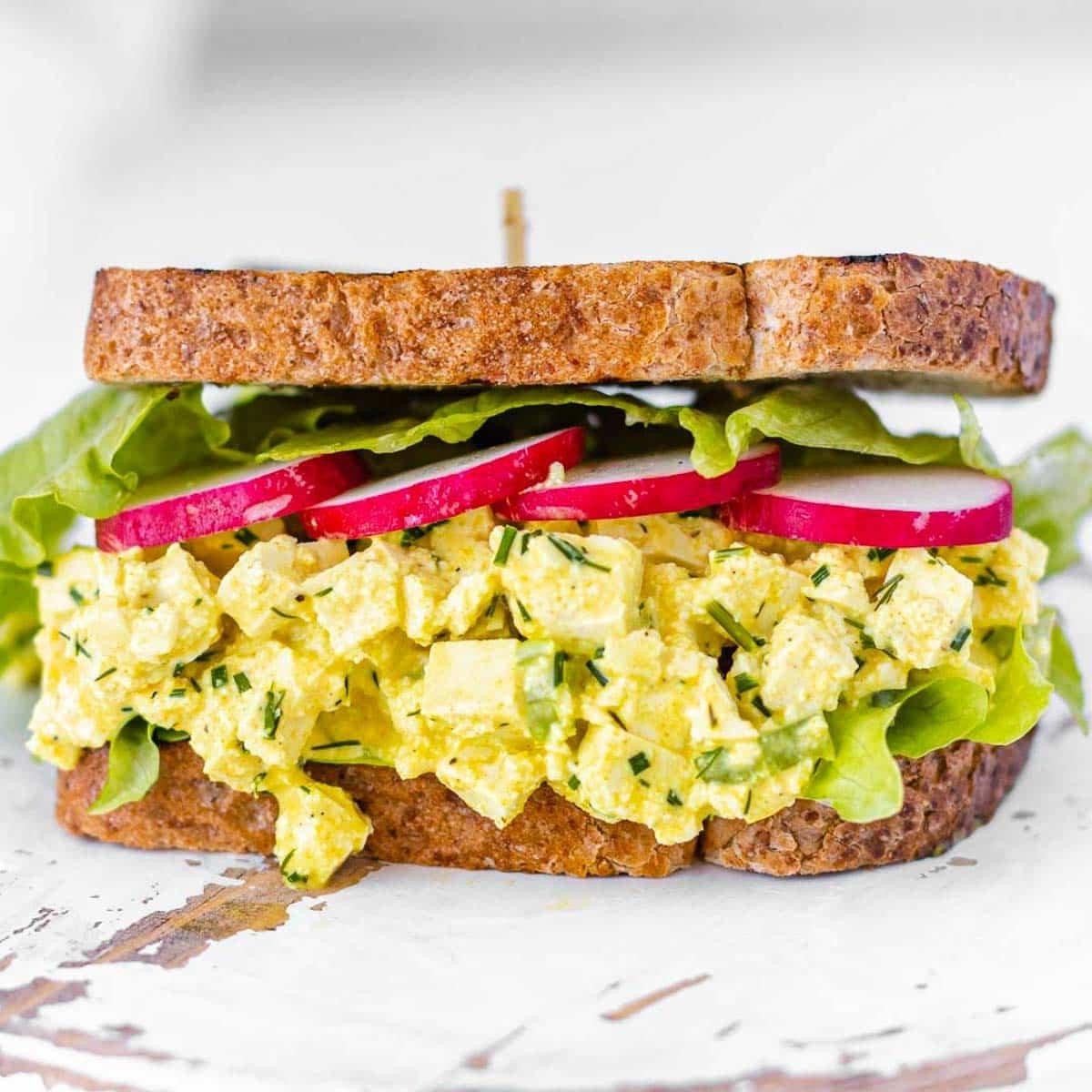 Veganer Eiersalat mit Tofu in einem Sandwich