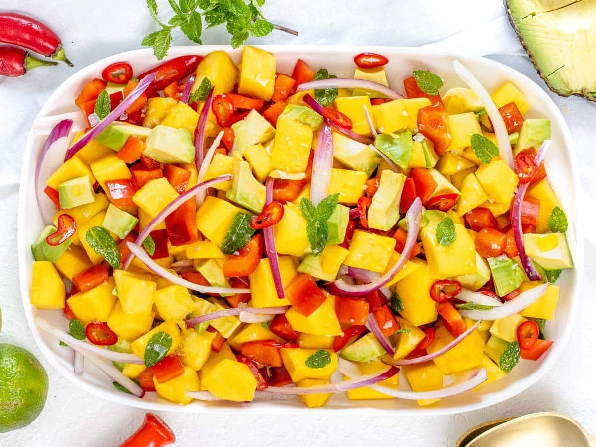 Mango-Salat auf einer weißen Platte