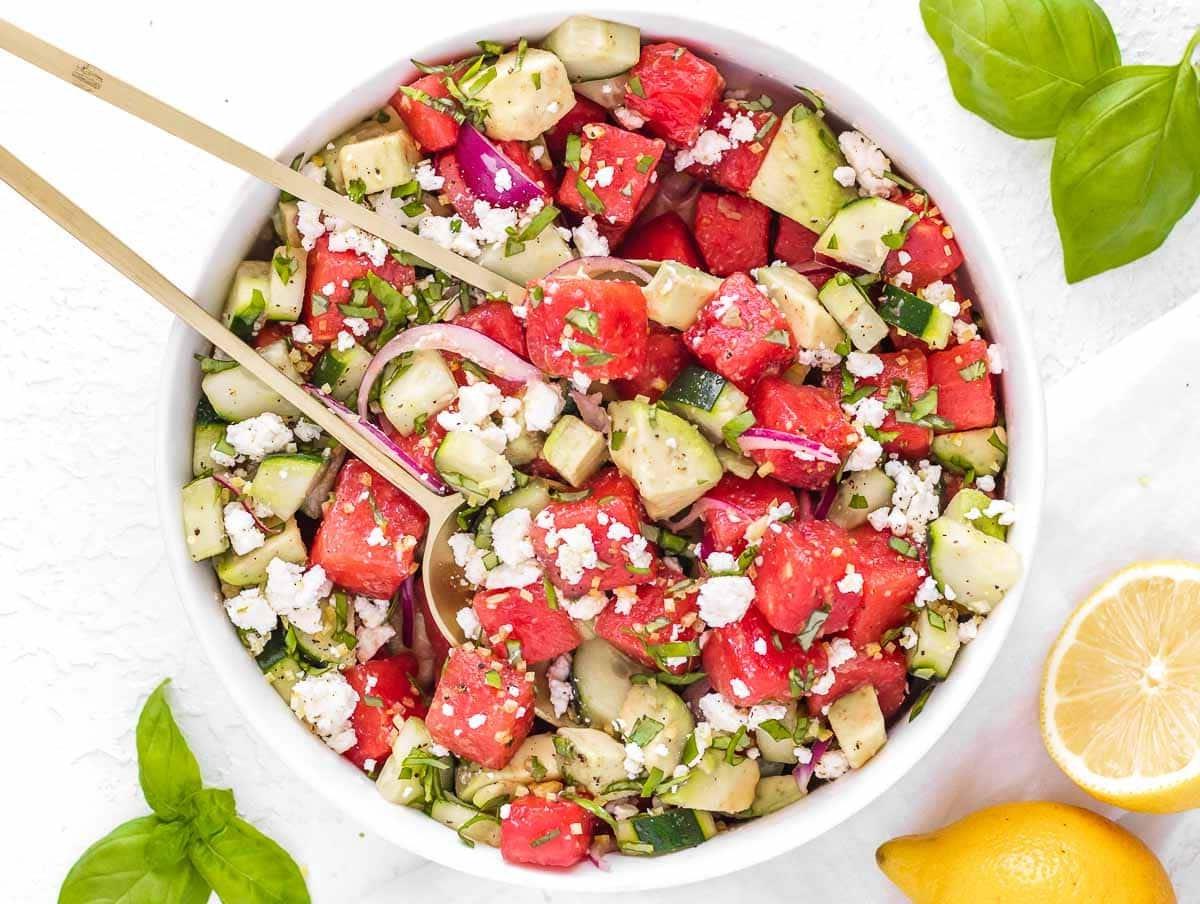 25 Avocado Rezepte 23 Wassermelonen-Gurken-Salat mit Feta und Avocado.