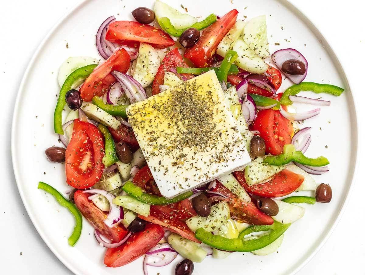 authentischer griechischer Salat mit einem Block Feta obenauf