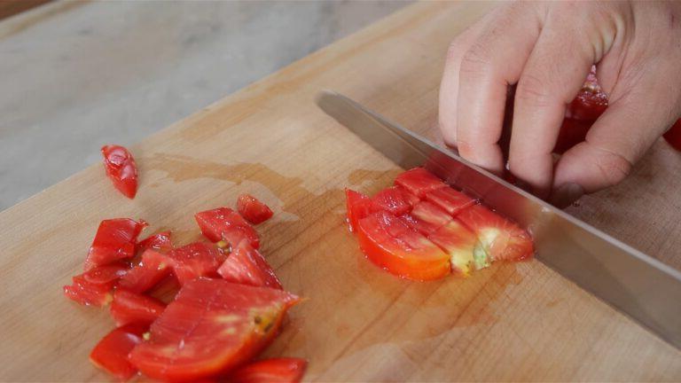 Tomaten mit einem Brotmesser schneiden