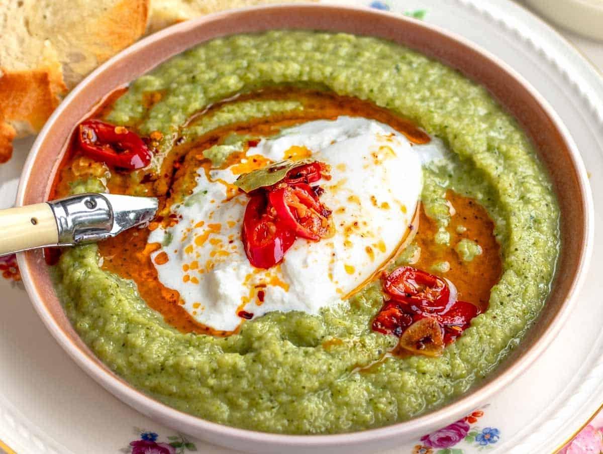 Brokkoli-Suppe mit Burrata und einem Löffel