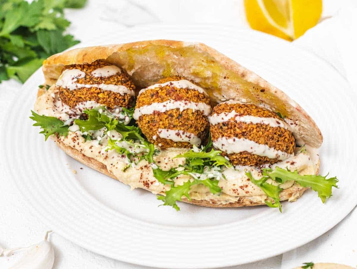 30 vegane Mittagessen-Ideen 24 Falafel in einem Pitabrot mit Hummus und Salat