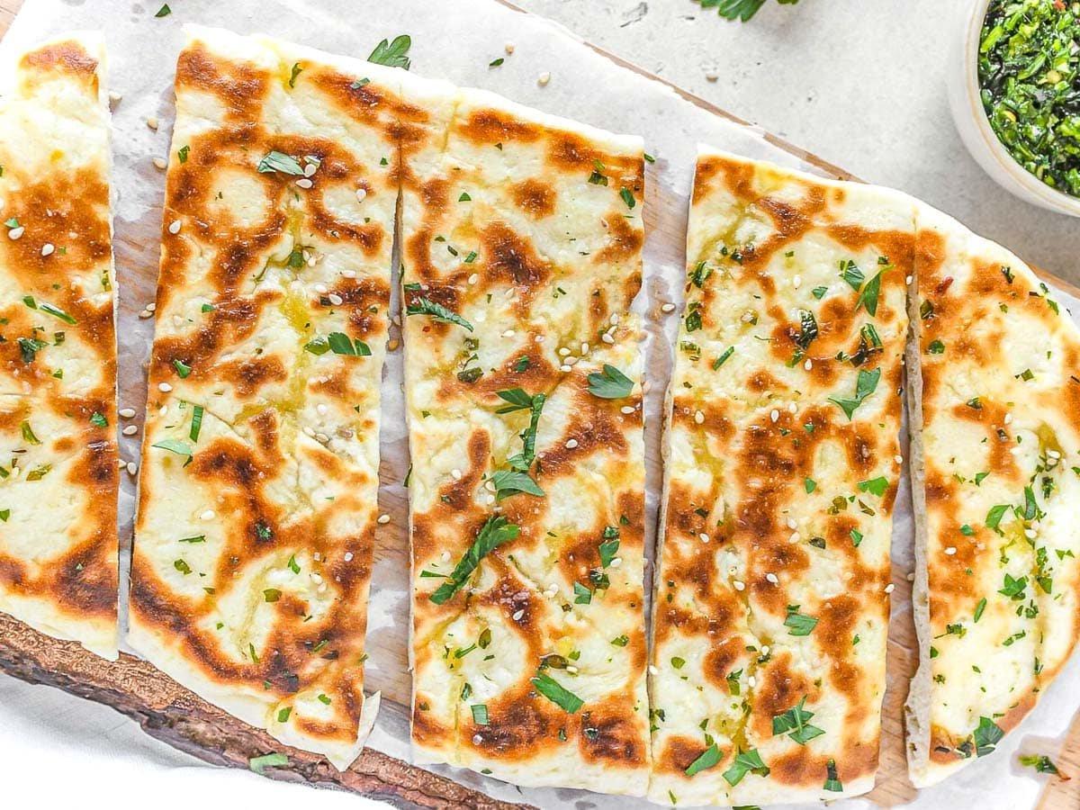 Naan-Brot auf einer Gusseisenpfanne gekocht