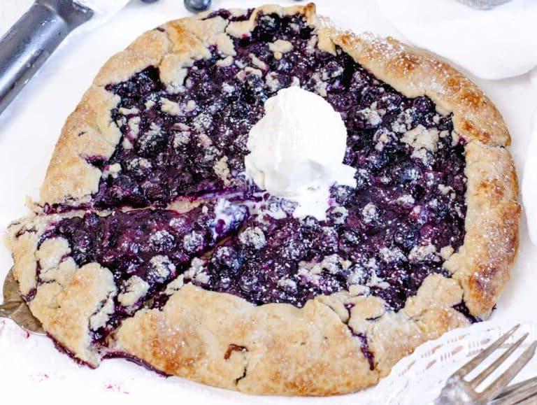 Heidelbeer-Galette mit Eis und Puderzucker