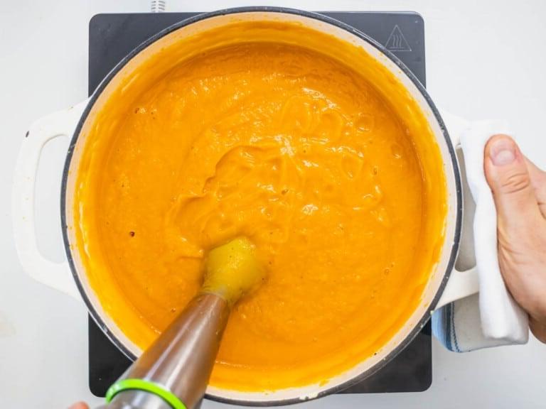 Mixer in einer Süßkartoffel-Suppe