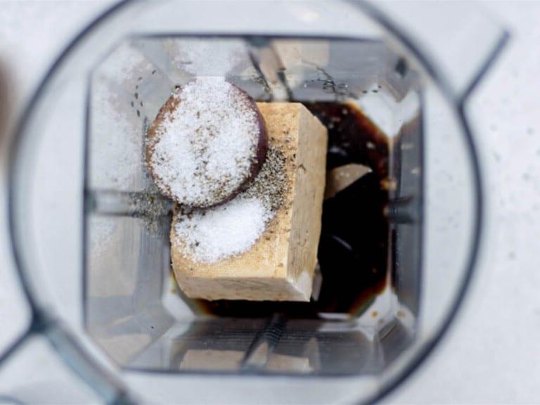 Tofu, Sojasauce und Zwiebel in einem Mixer