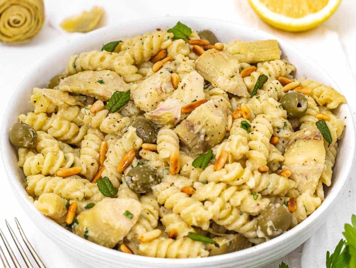 Artischocken-Pasta in einer Schüssel mit Zitrone, cremig und aromatisch.