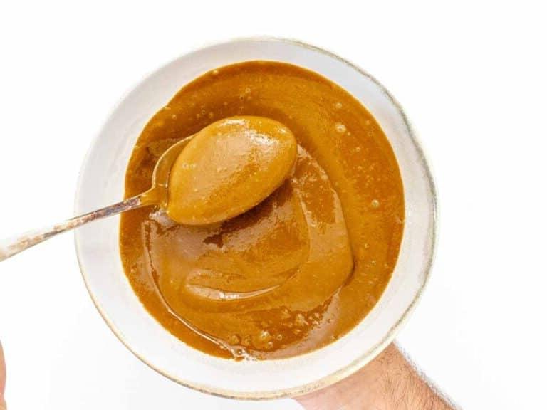Erdnusssauce mit Löffel