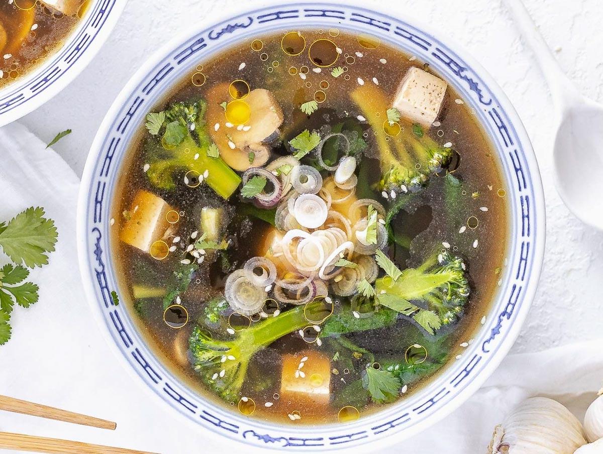 30 vegane Mittagessen-Ideen 25 Winterliche Tofu-Suppe mit Brokkoli und Spinat