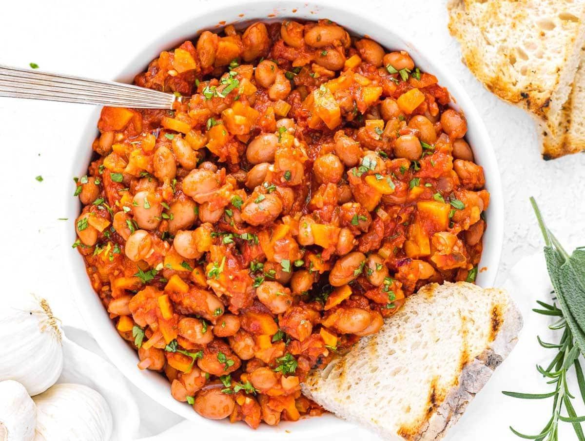Bohneneintopf mit geröstetem Brot