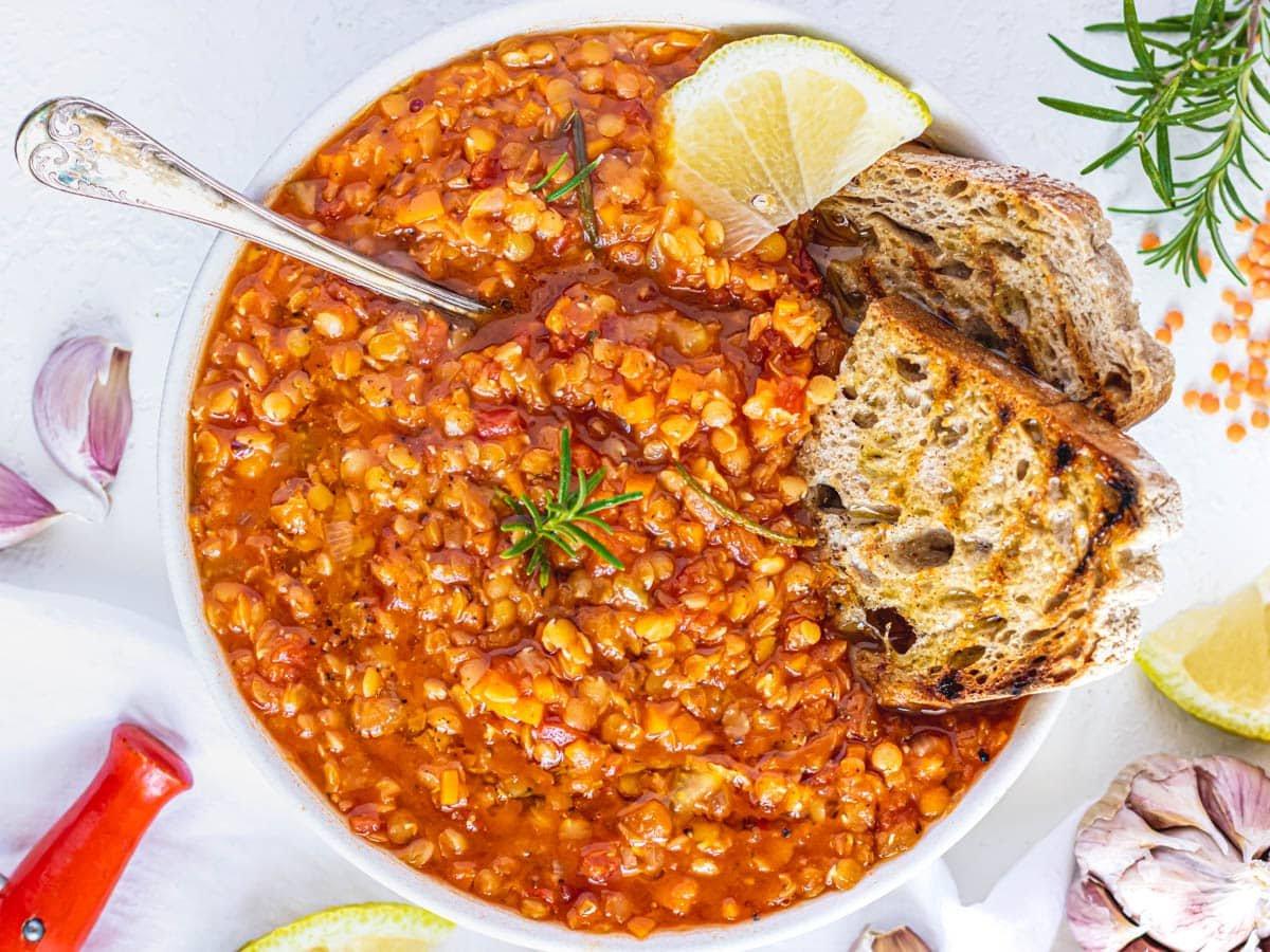 Rote Linsensuppe mit Knoblauch, Zitrone, Brot und Rosmarin.