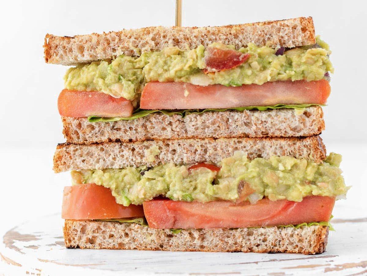 25 Avocado Rezepte 25 Guacamole mit zerdrückten Kichererbsen in einem Sandwich