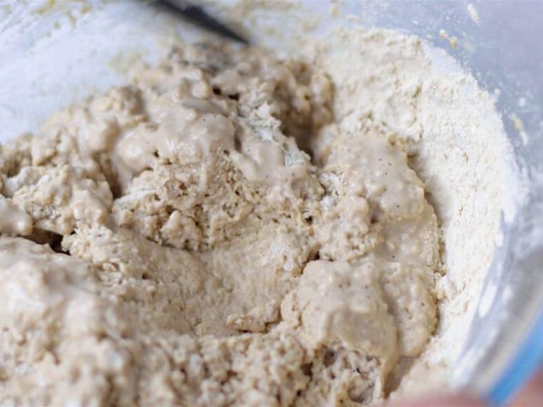 Seitan-Teig mit Vital Weizengluten in einer Glasschüssel