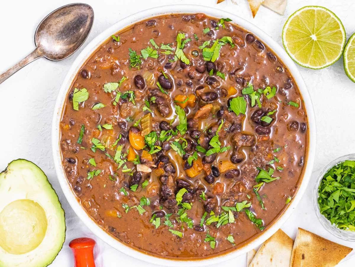Schwarze-Bohnen-Suppe mit Petersilie und Limettensaft