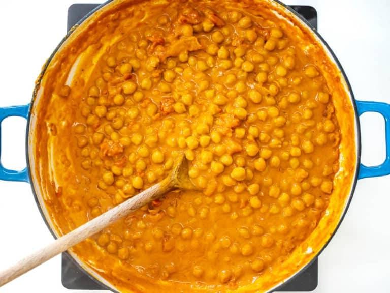 Cremiges Kichererbsen-Curry und ein Holzlöffel