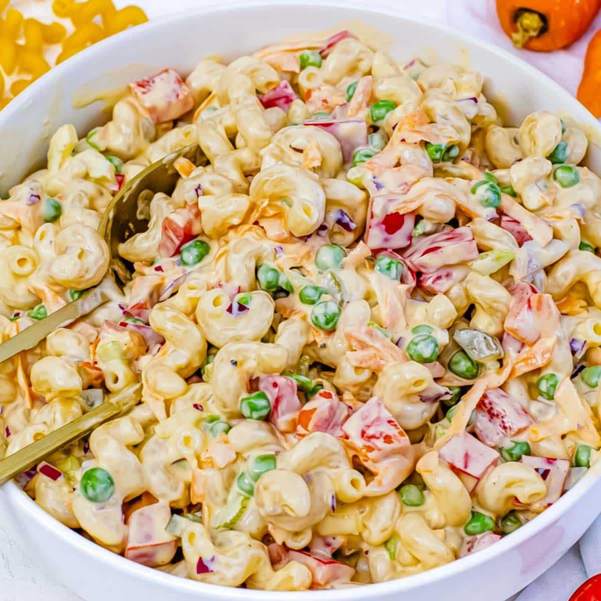 Makkaroni-Salat-Rezept mit cremiger Mayonnaise-Dressing.