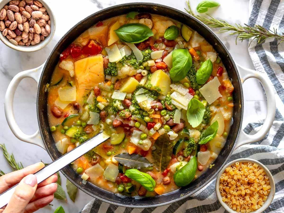 Minestrone Suppe in einem großen Topf.