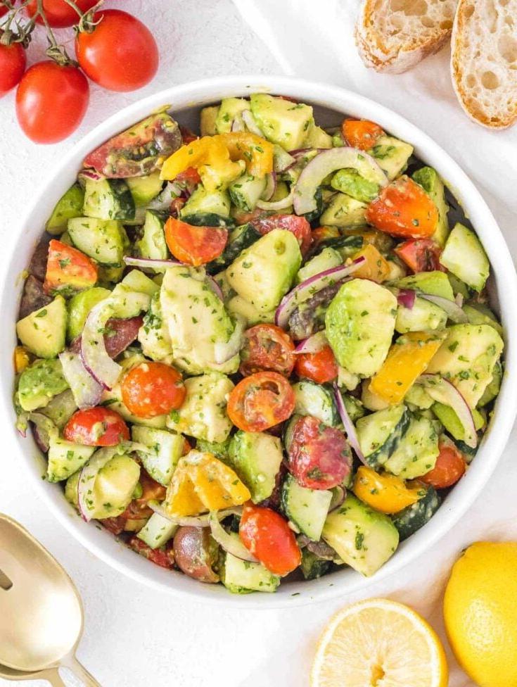 Avocado-Salat mit Kirschtomaten